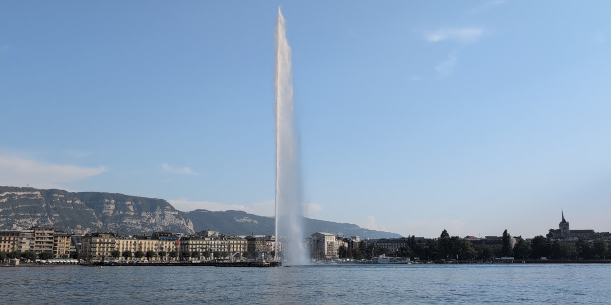 Vue de la rade de Genève avec le jet d'eau, et le Salève en arrière plan.