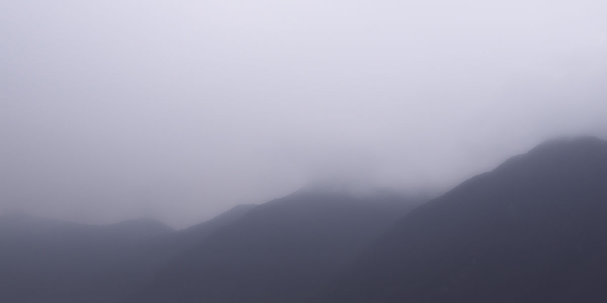 Montagnes dans la brume.